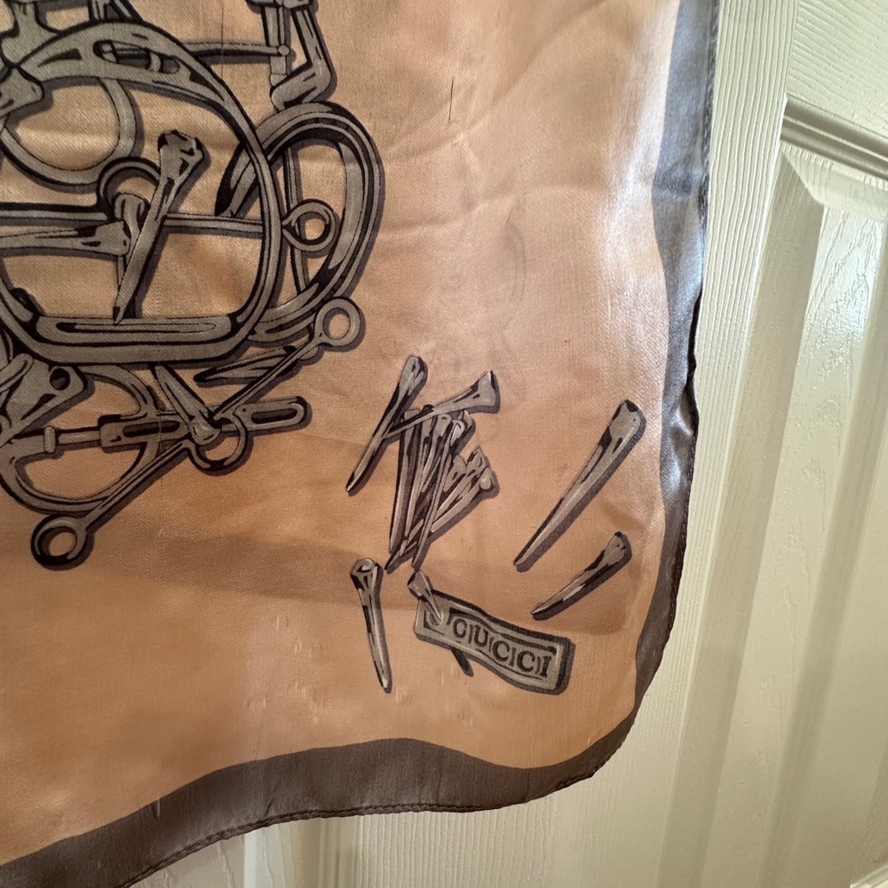 Gucci Horse Pink Silk Scarf with Gucci Designer Box - Picture 3 of 13